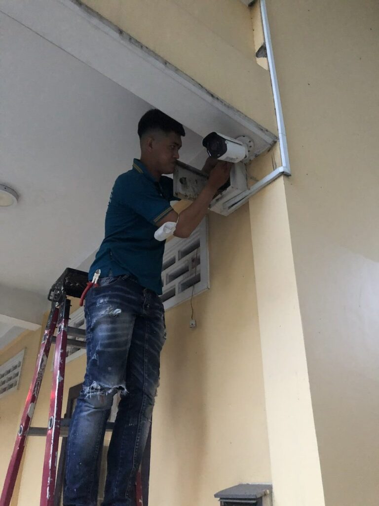 Thao tác lắp đặt camera tại công trình thực tế