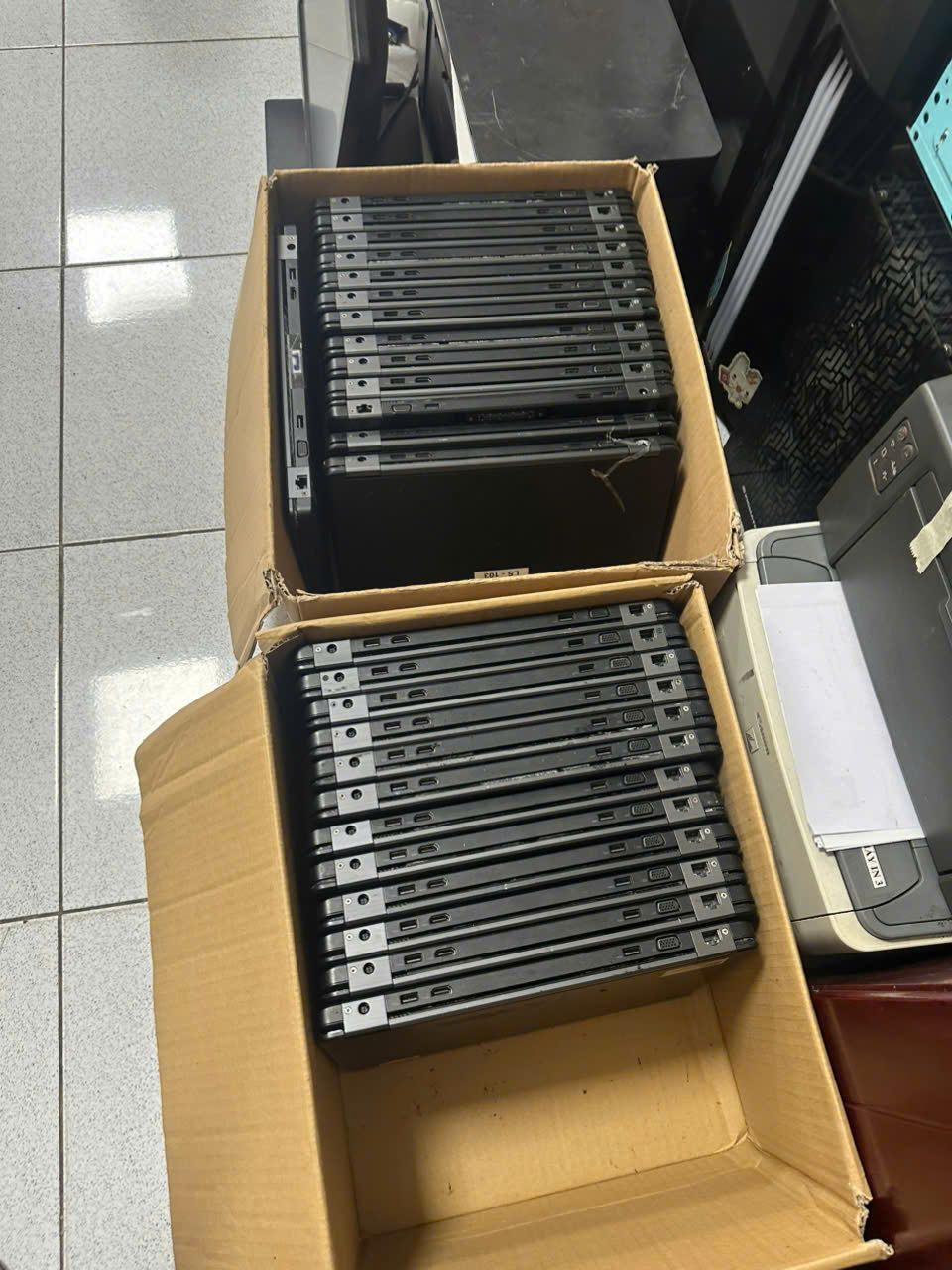 Lô laptop được xếp trong các thùng tại Châu Thành Phát