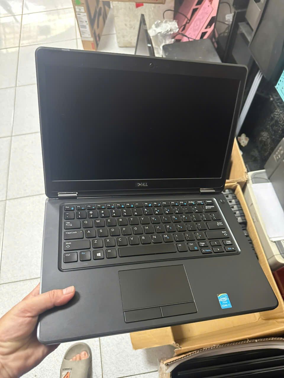 Laptop mở màn hình, góc chụp chính diện