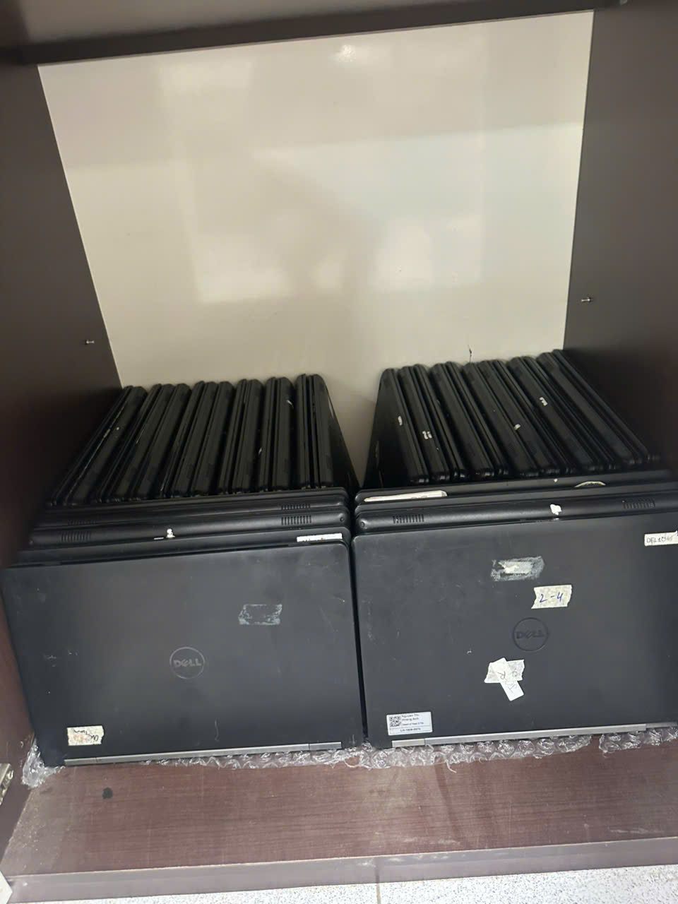 Các laptop đóng nắp xếp thành hàng
