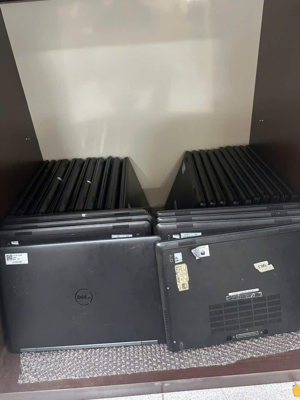 Các laptop xếp cạnh nhau tại khu vực lưu trữ