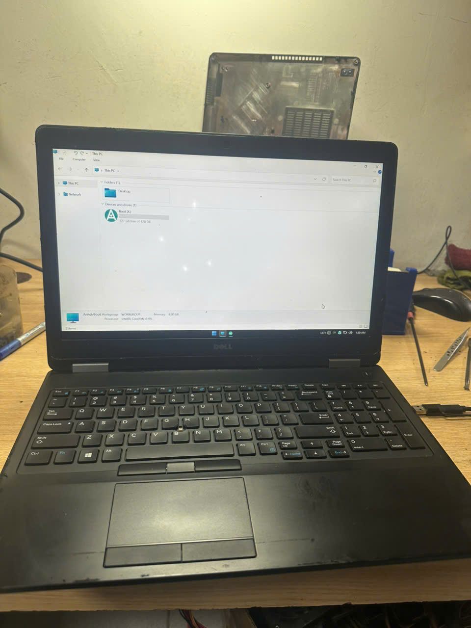 Laptop đang bật màn hình trên bàn