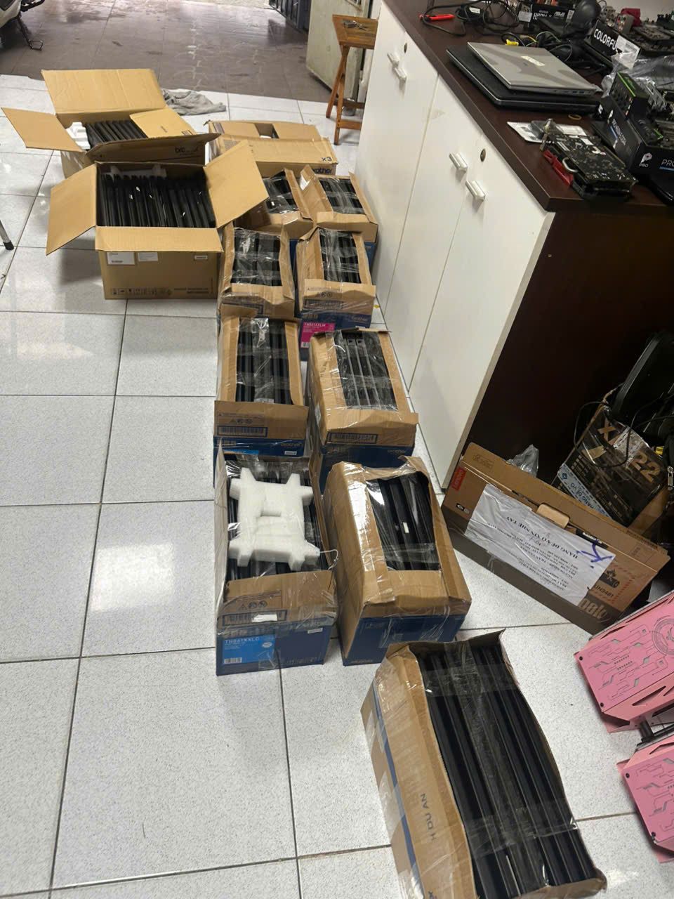 Các thùng chứa laptop tại khu vực chuẩn bị máy
