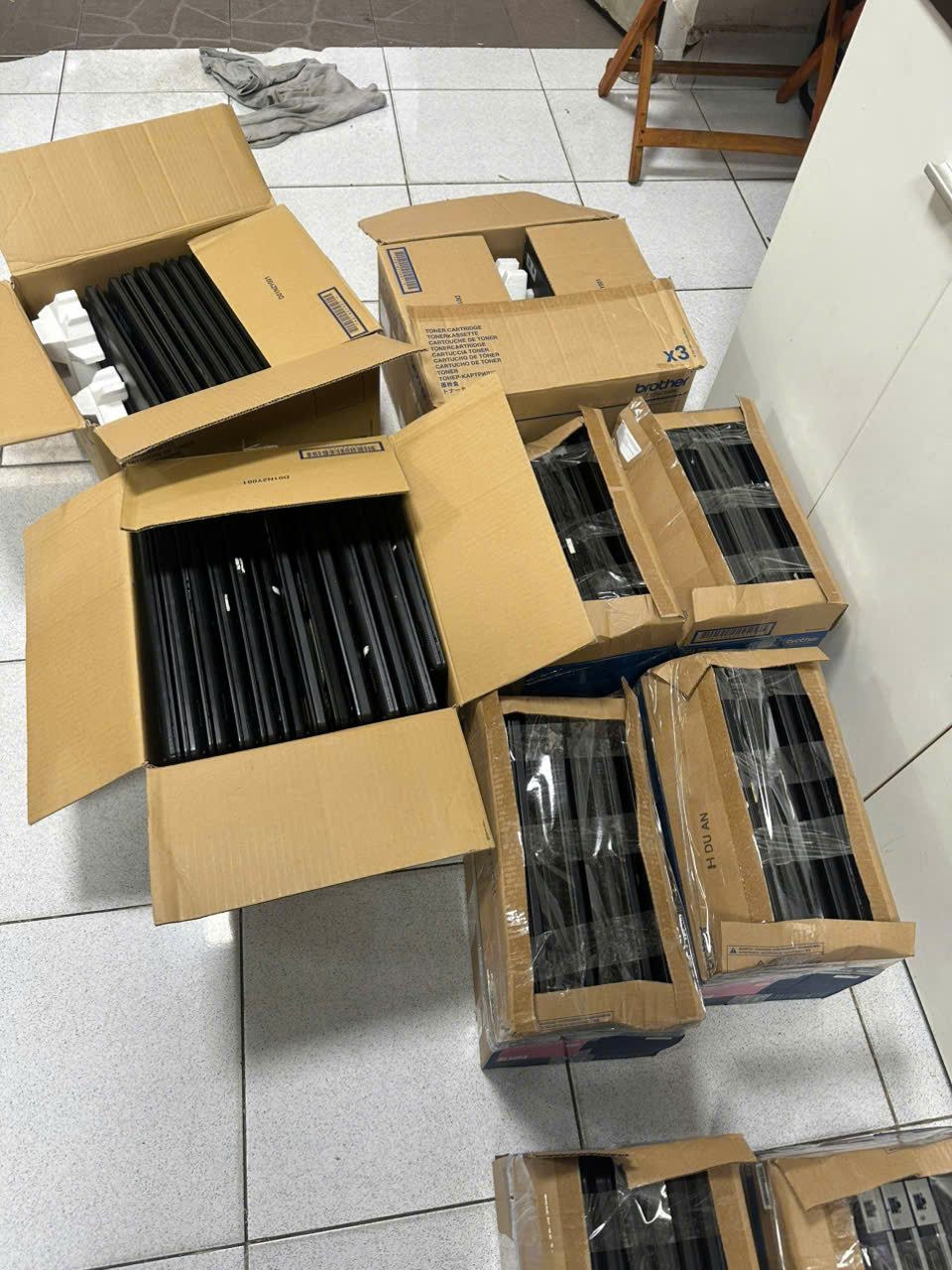 Laptop được xếp trong nhiều thùng carton