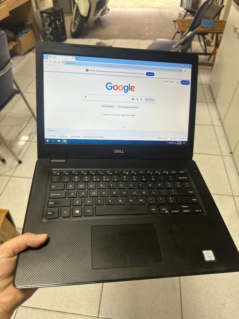 Laptop mở màn hình nhìn từ phía trước