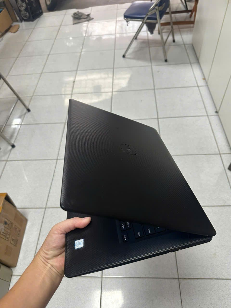 Laptop nhìn từ phía nắp máy