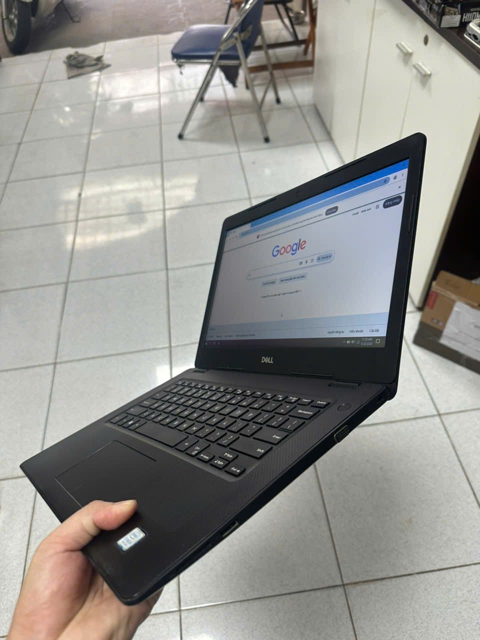 Laptop đang mở nhìn từ góc bên
