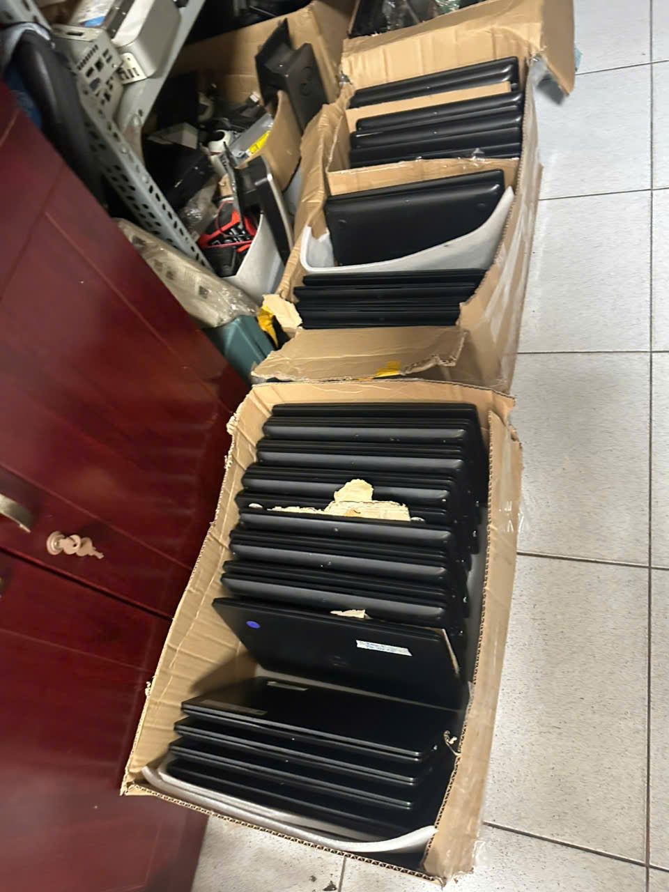 Các laptop đóng nắp trong thùng carton