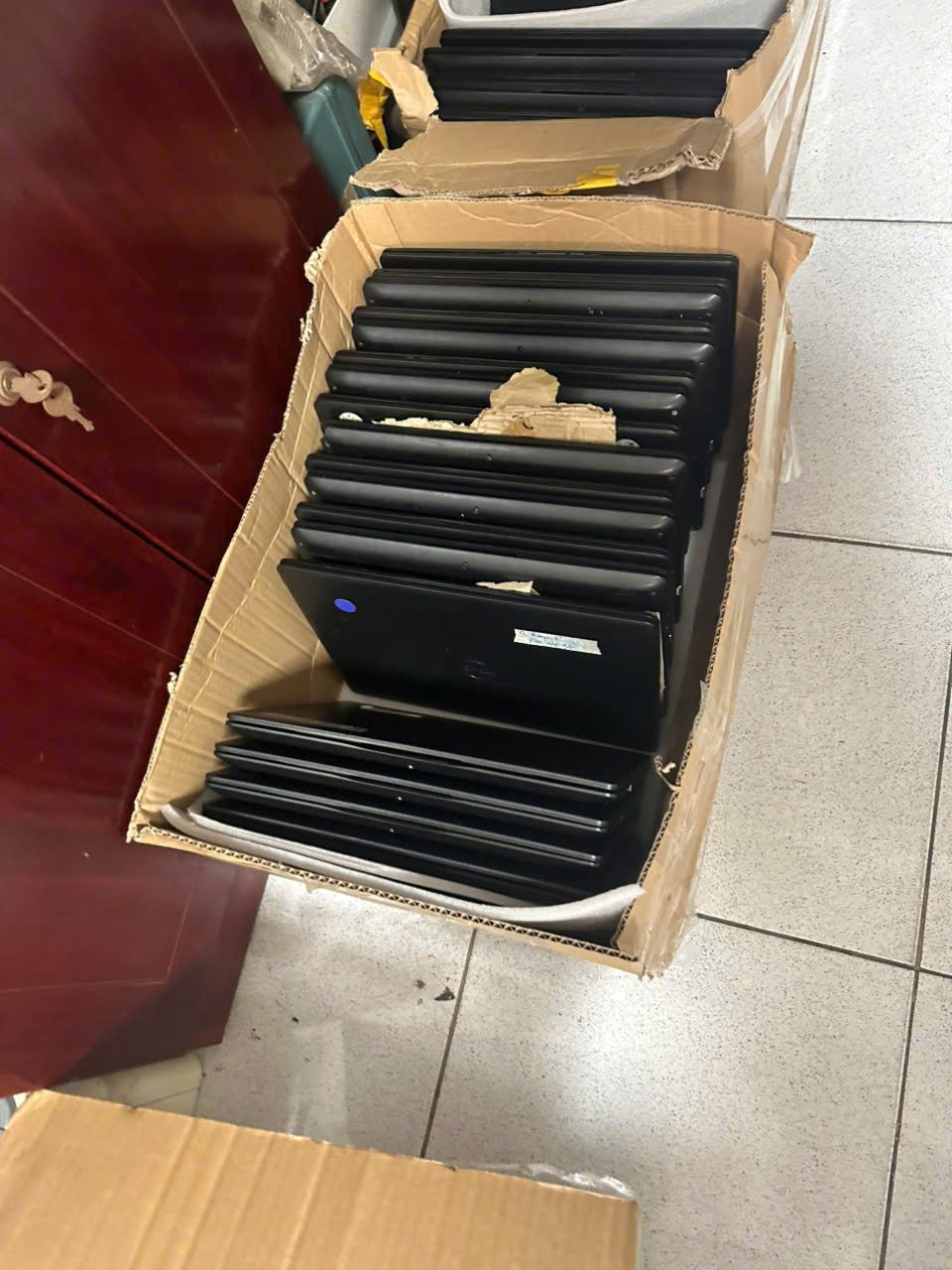 Góc chụp cận các laptop trong thùng