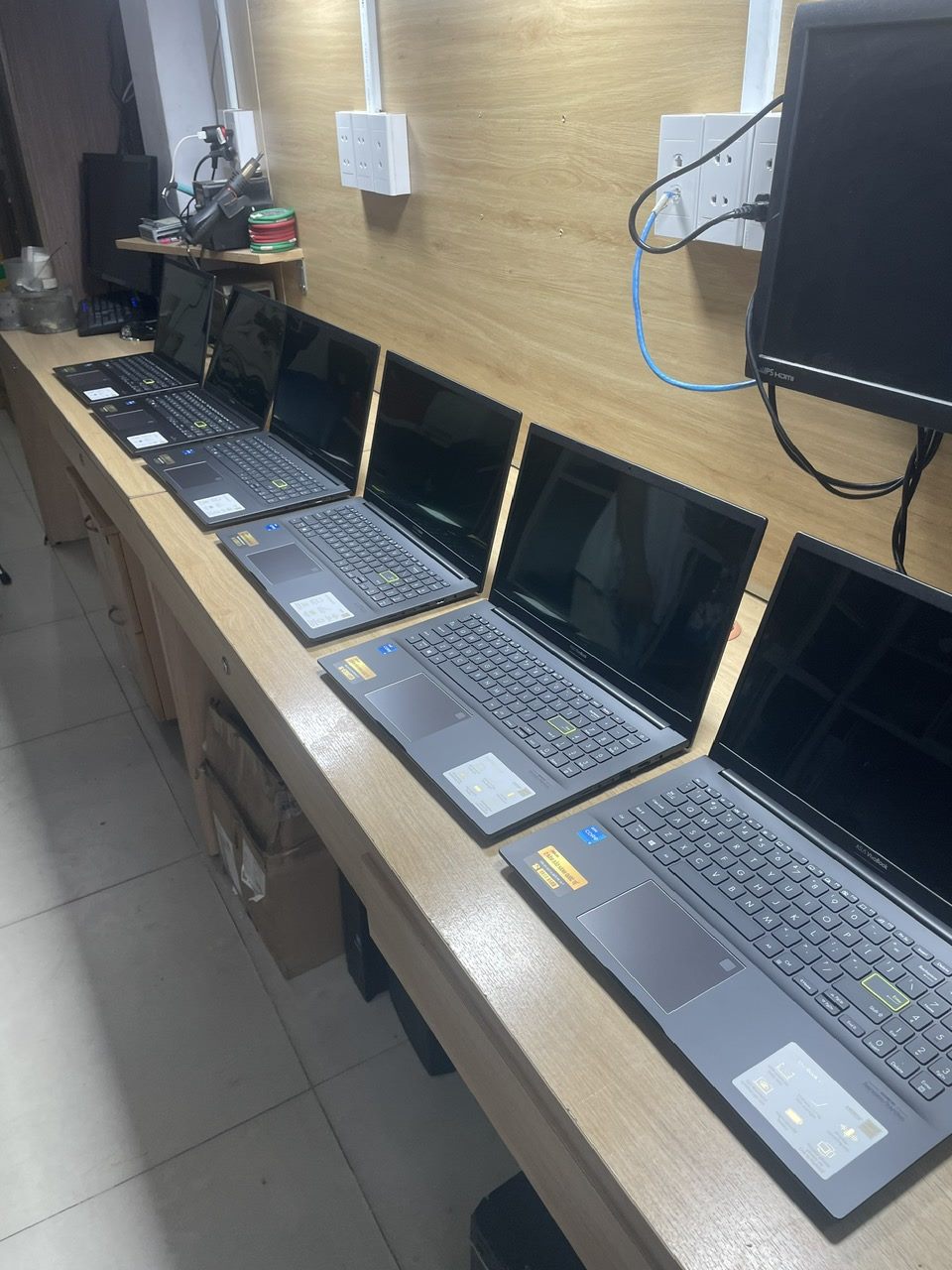 Dãy laptop mở màn hình trên bàn