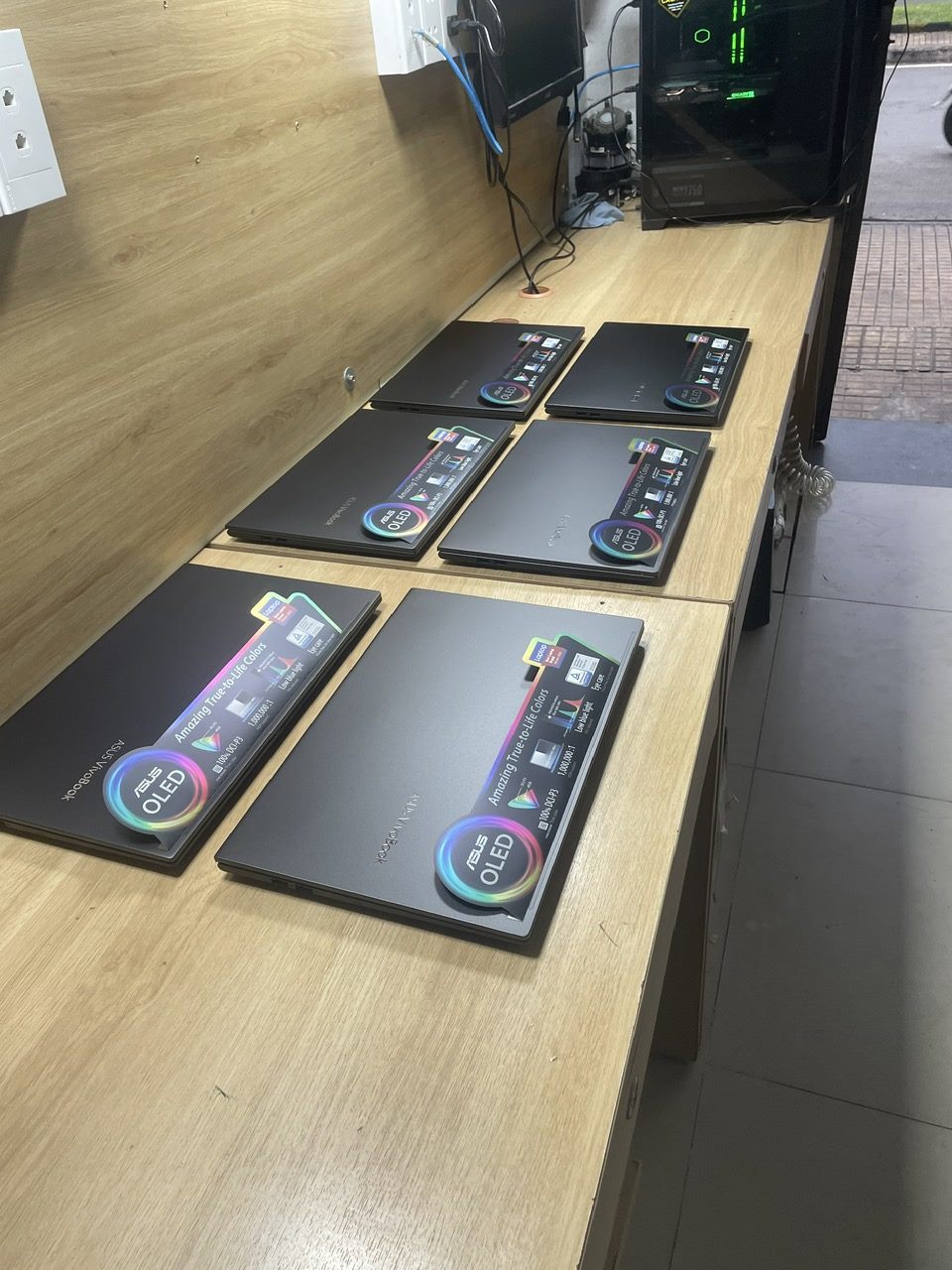 Dãy laptop đóng nắp trên bàn